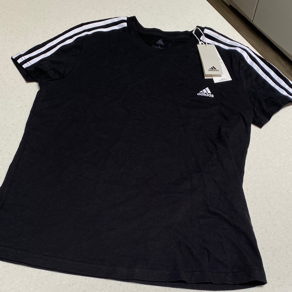 Adidas fitted comfy tshirt w shorter trendy Lenght